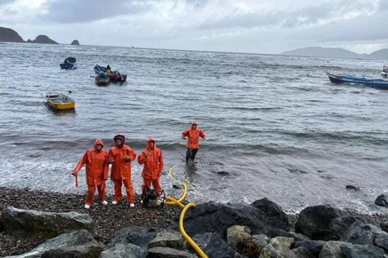 Estudiantes de tercero medio de acuicultura del liceo Politécnico Pesquero Mehuín realizan extracción de agua de mar para realizar los cultivos a pequeña y gran escala de microalgas. Foto: cortesía Marcela Curiqueo