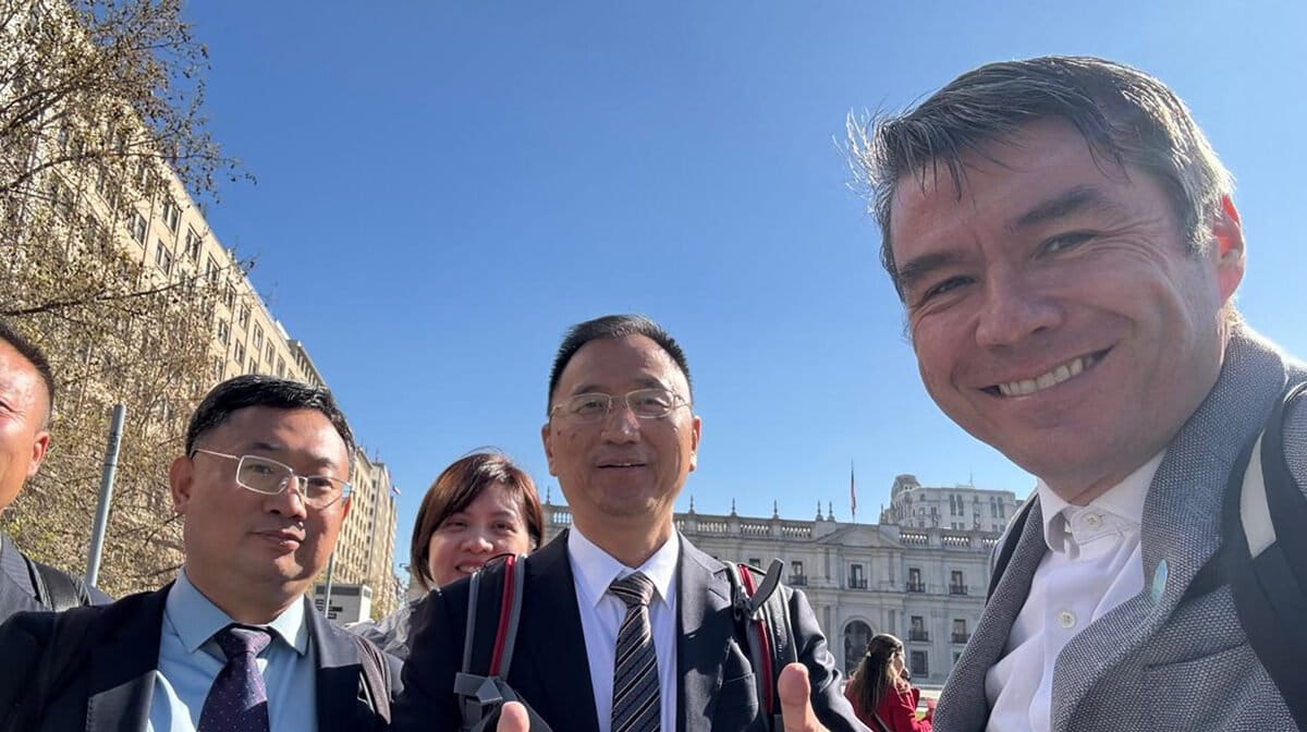 Marcelo Mena, junto a una delegación china, en el marco del análisis de la descarbonización de Chile. Foto: cortesía Marcelo Mena
