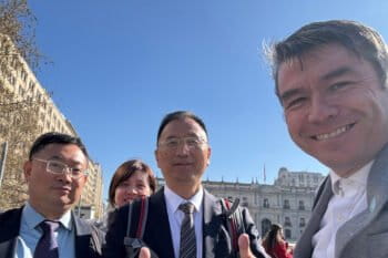 Marcelo Mena, junto a una delegación china, en el marco del análisis de la descarbonización de Chile. Foto: cortesía Marcelo Mena