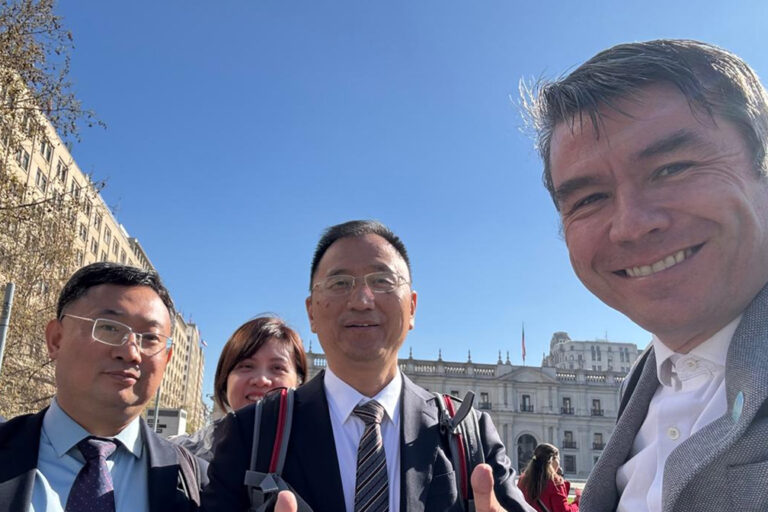Marcelo Mena, junto a una delegación china, en el marco del análisis de la descarbonización de Chile. Foto: cortesía Marcelo Mena