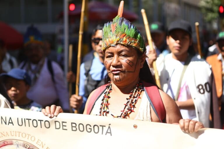 Persona indígena en protesta en Bogotá, Colombia