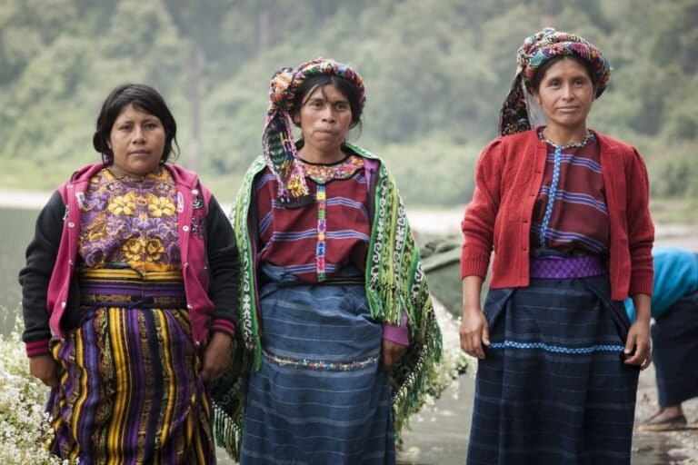 Mujeres indígenas en Guatemala mirando de frente