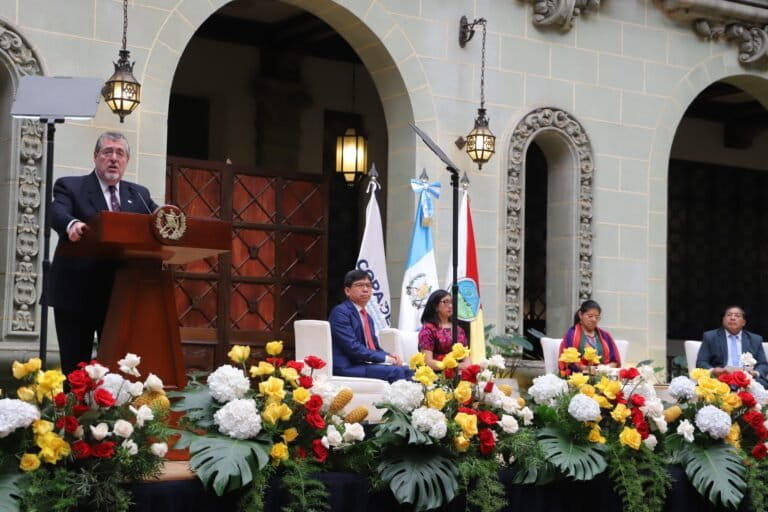 Presidente de Guatemala, Bernardo Arévalo, en evento con liderazgos indígenas
