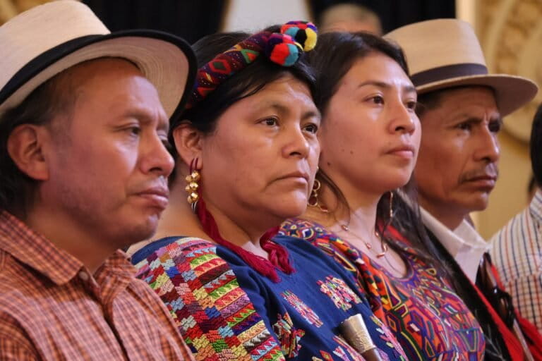 Personas indígenas de Guatemala en diálogo con el presidente