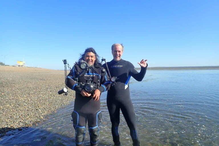 El buzo Tata Aguayo (izq) y el biólogo Diego Luzzatto (der) hicieron más de 40 incursiones al mar de San Antonio Oeste para estudiar y fotografiar los caballitos de mar entre 2023 y 2024. Foto: cortesía Diego Luzzatto