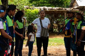 Astrid Torres, coordinadora del Programa Somos Defensores, en Colombia, durante una actividad con comunidades. Foto: cortesía Somos Defensores