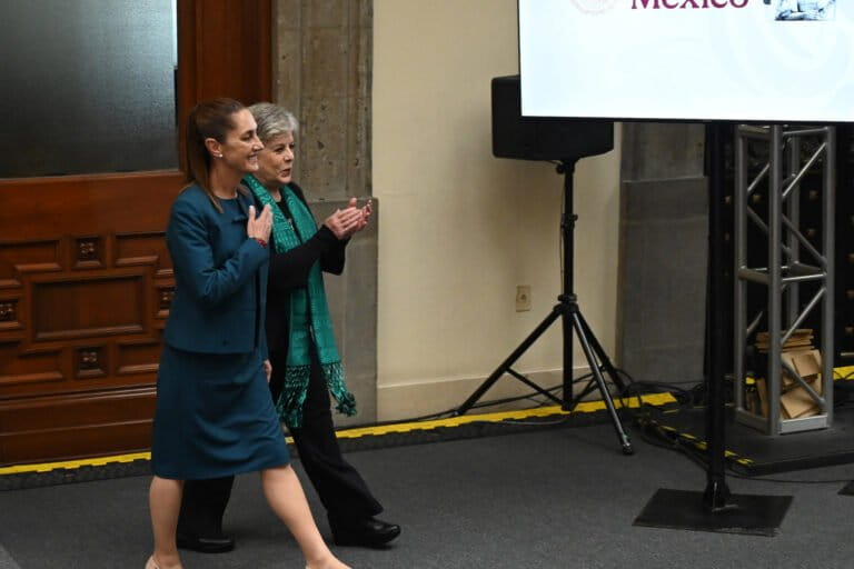 Claudia Sheinbaum, presidenta de México, y Alicia Bárcena, secretaria de Medio Ambiente, caminando en evento