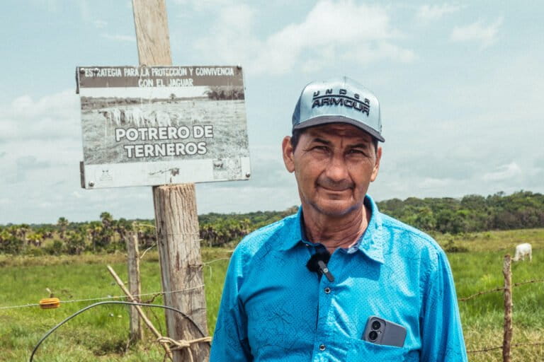 Esteban Zamora, ex cazador de jaguares y hoy ganadero del Yarí, implementa prácticas de ganadería amigable que permiten convivir con el felino más grande de América. Foto: cortesía Sergio Alejandro Melgarejo García / @alejovisuals