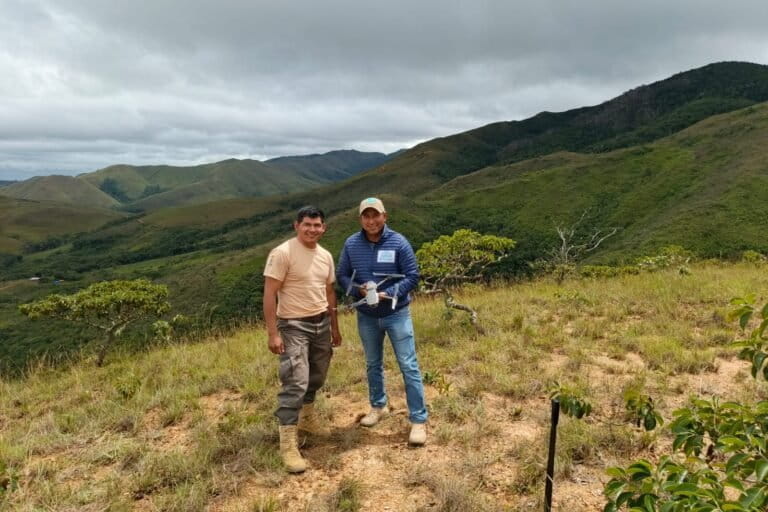 El guardaparque del Parque Madidi, Heriberto Urbano y el dirigente leco, Remmy Huanca. Foto: cortesía Remmy Huanca