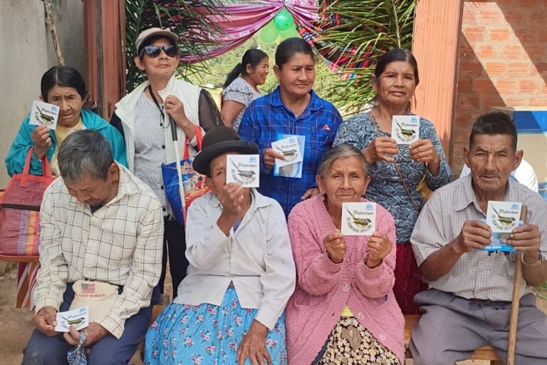 Los ancianos leco sostienen una imagen de la palkachupa. Foto: cortesía Armonía