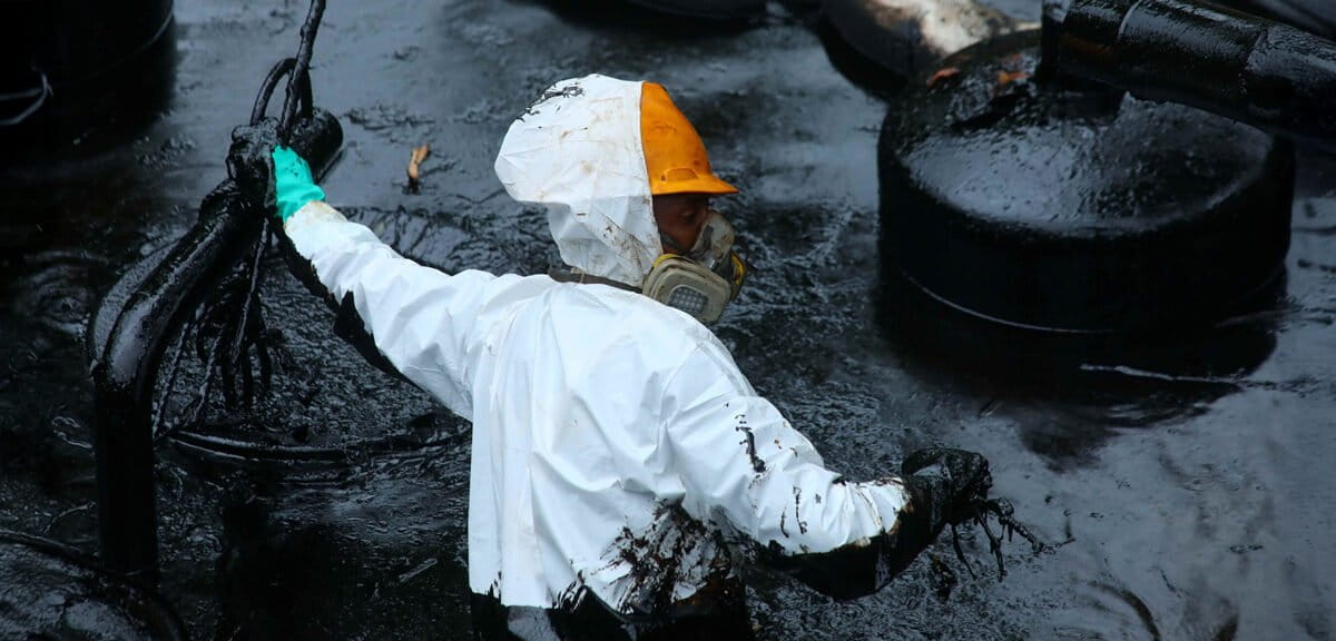Fotografía tomada a una semana del derrame de Petroecuador, en uno de los puntos de contención del crudo, en la provincia de Esmeraldas. Foto: cortesía Manuel Avilés / Revista Vistazo