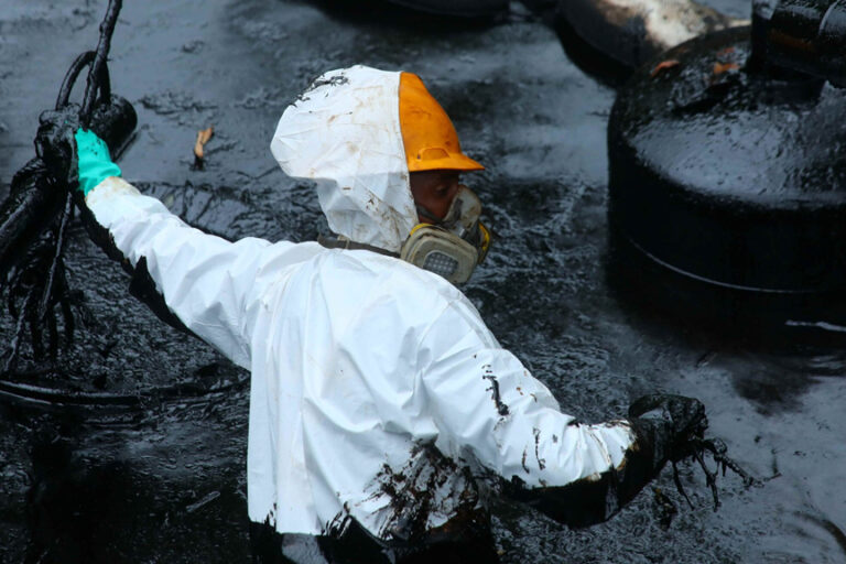 Fotografía tomada a una semana del derrame de Petroecuador, en uno de los puntos de contención del crudo, en la provincia de Esmeraldas. Foto: cortesía Manuel Avilés / Revista Vistazo
