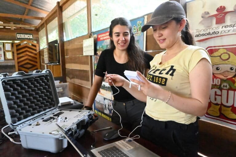Elena Chaboteaux y Jessica Ortiz, en el laboratorio de la estación biológica Los Amigos. Foto: cortesía Gabriel Herrera