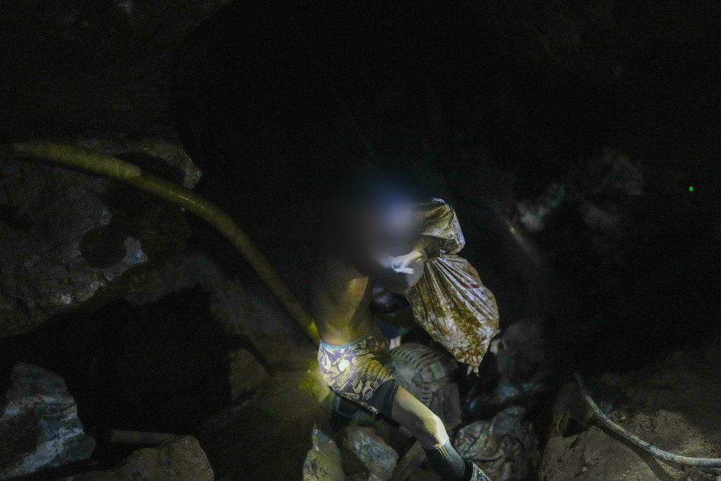 Un minero de oro transporta un saco de rocas para llevarlo a la superficie desde una mina subterránea en El Callao, estado de Bolívar, Venezuela. Foto: AP Photo / Matías Delacroix