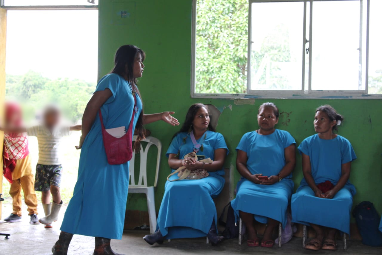 Las reuniones de mujeres del resguardo se convirtieron en un mecanismo fundamental para la protección y propagación de semillas, además de la educación sobre el cuidado del medio ambiente. Foto: cortesía Oliver Gasca