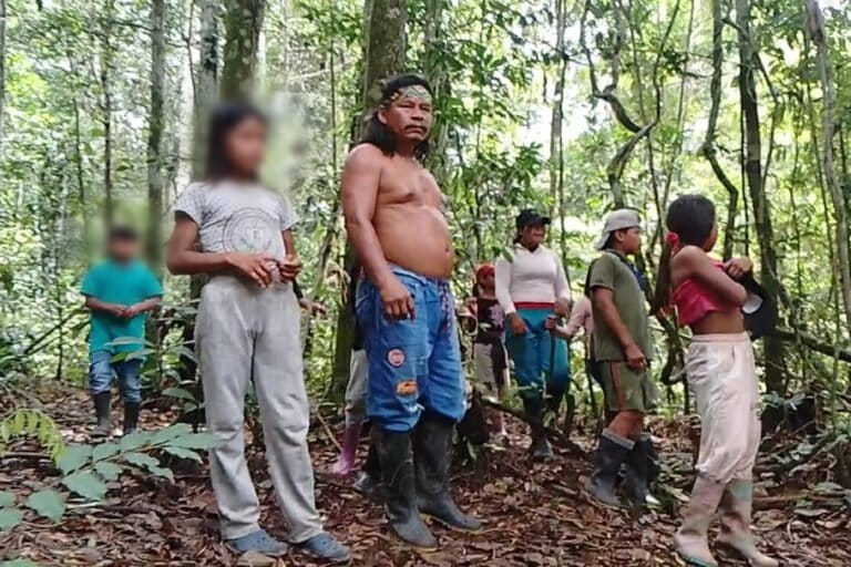 Para resguardar su territorio, sus saberes y su cultura, niños y adultos korebaju realizan actividades como restauración, reconocimiento del territorio y diálogo con colonos. Foto: cortesía Oliver Gasca