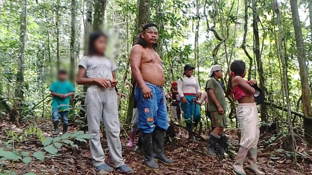 Para resguardar su territorio, sus saberes y su cultura, niños y adultos korebaju realizan actividades como restauración, reconocimiento del territorio y diálogo con colonos. Foto: cortesía Oliver Gasca