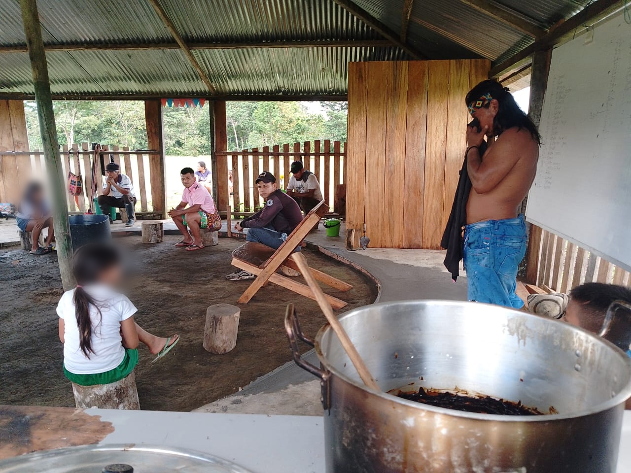 Diálogo entre hombres y mujeres del resguardo para promover la participación en el cuidado de la biodiversidad. Foto: cortesía Oliver Gasca