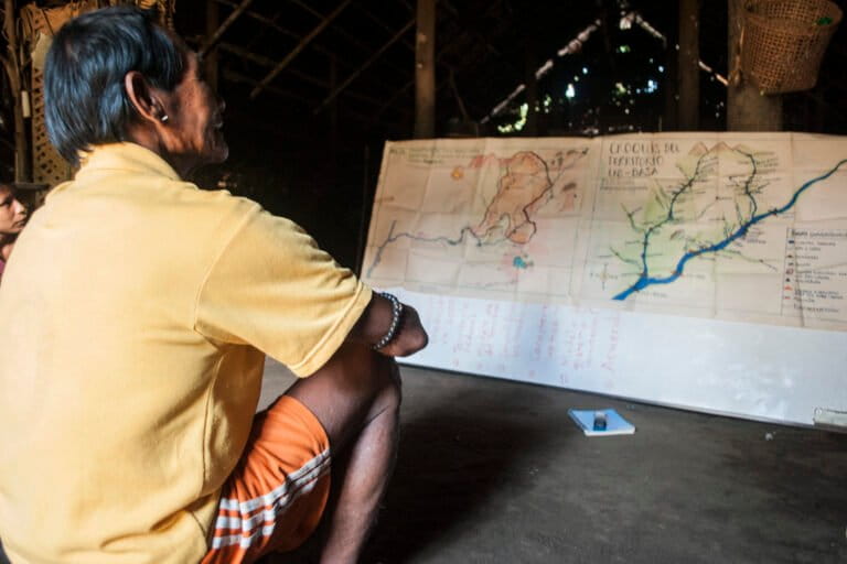 Hombre contempla mapa territorial en Colombia