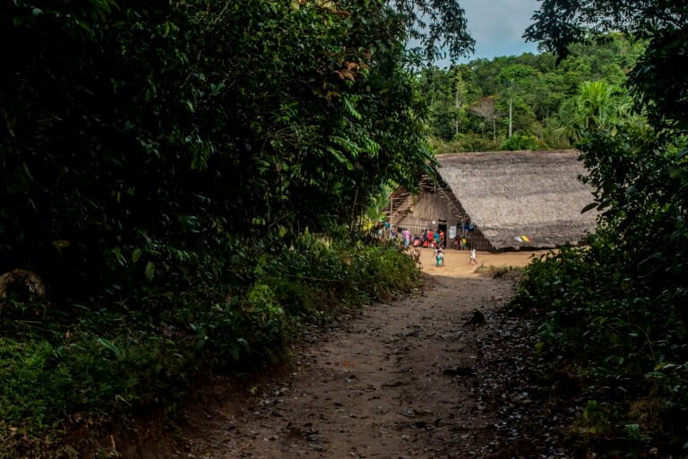 Pobladores indígenas en encuentro