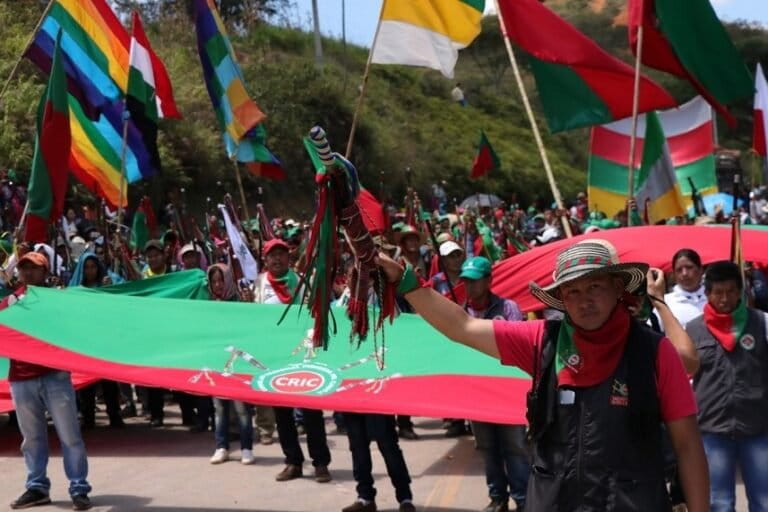 Integrantes del Consejo Regional Indígena del Cauca (CRIC) en movilización
