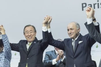 Celebración luego de la firma del Acuerdo de París en 2015. Foto: UN Photo - Mark Garten