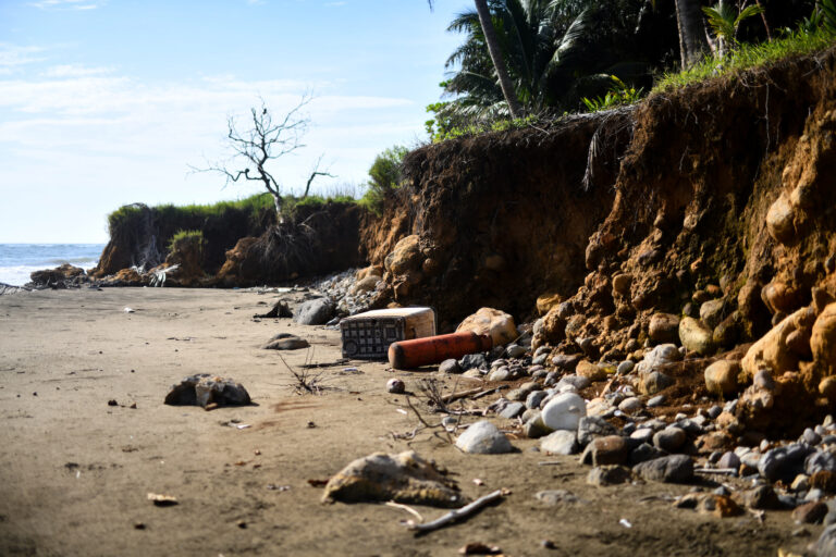 Estudios recientes del Instituto Politécnico Nacional advierten que cada año el mar gana un metro más de terreno en Zapotitlán. Foto: Óscar Martínez