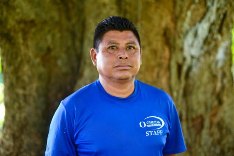 El pescador de la cooperativa, Guillermo Ortíz, dice que la muerte de los arrecifes por blanqueamiento también es una preocupación porque de ahí depende la diversidad marina y las especies que sustentan su trabajo. Foto: Óscar Martínez