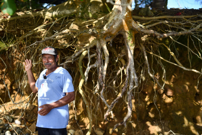 Martín Valerio, presidente de la cooperativa del Faro de Zapotitlán, dice que la erosión costera es una de las amenazas más graves para la comunidad. Foto: Óscar Martínez