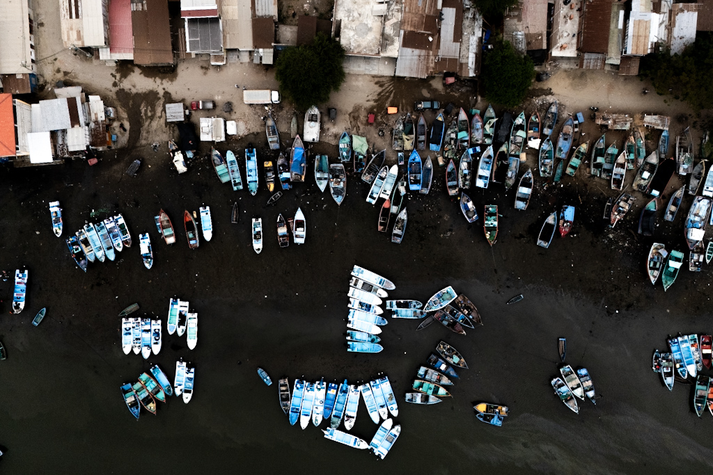 En las embarcaciones artesanales, se trasladan cargamentos más pequeños de droga que, mar adentro, son traspasados a embarcaciones de mayor tamaño. Foto: Mongabay Latam