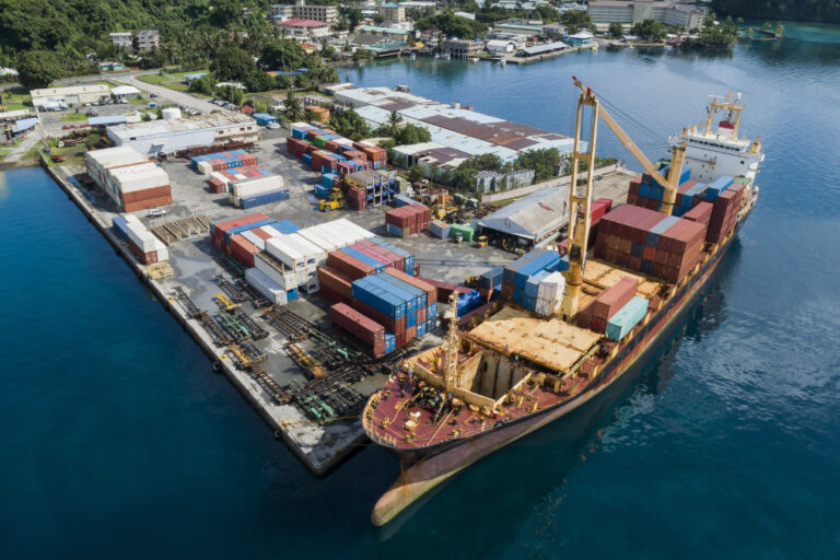 Barco comercial parado en puerto