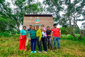 Miembros de la comunidad Los Vegas, a la entrada de la comunidad. De izquierda a derecha: Mirian Vega, Juan Vega, Clelia Andaluz, Santiago Vega, Karina Jimbicti, Emely Vega y ​​Jefferson Wajarai. Foto: Estuardo Vera