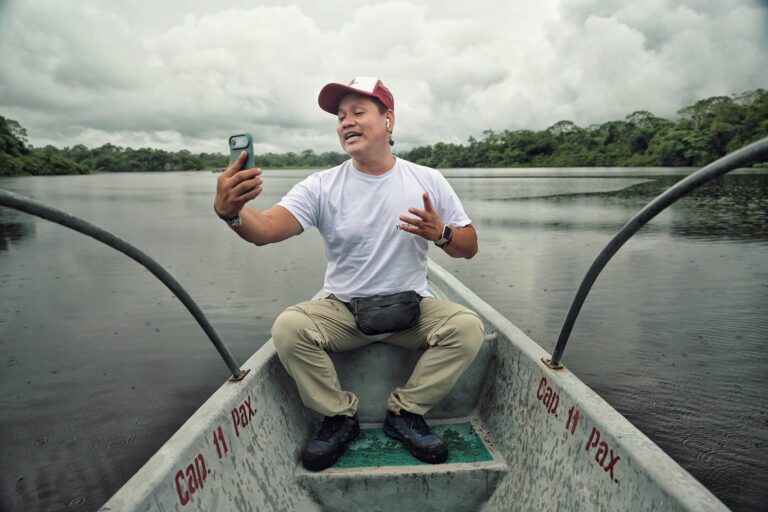 Joven tomándose video en la región amazónica del Yasuní, Ecuador