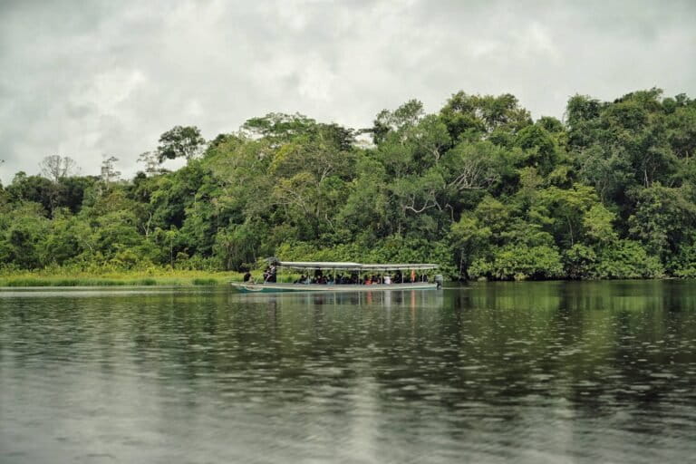 Bote con personas en la región amazónica del Parque Nacional Yasuní
