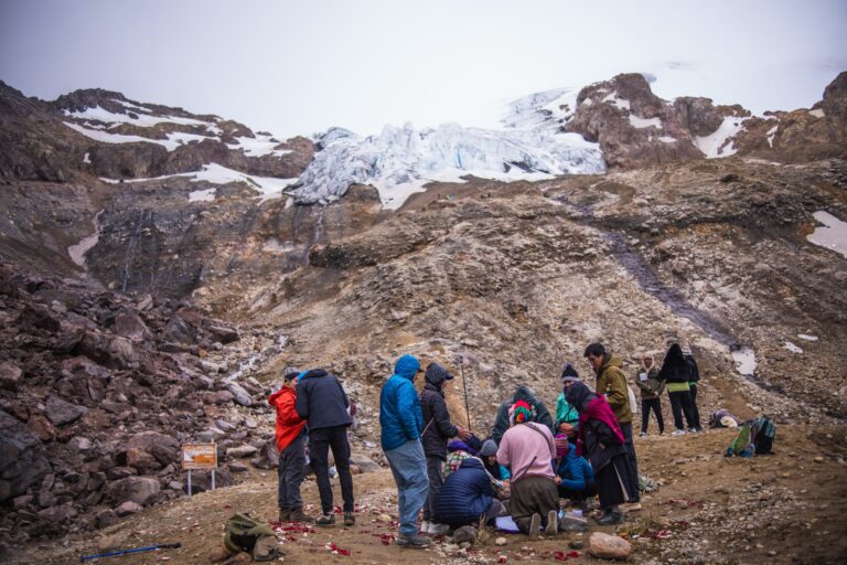 Personas realizan un ritual en el glaciar