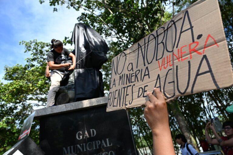 Personas protestan contra combustibles fósiles en Coca. Ecuador