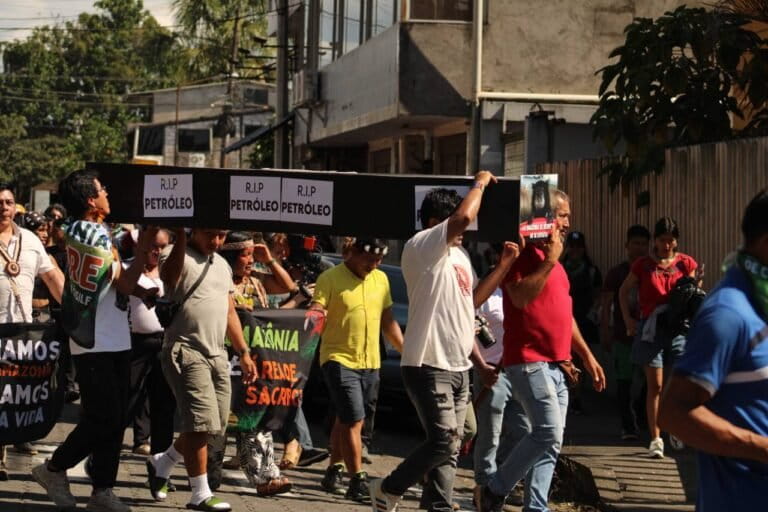 Manifestantes cargan un ataúd simbólico dedicado a los combustibles fósiles