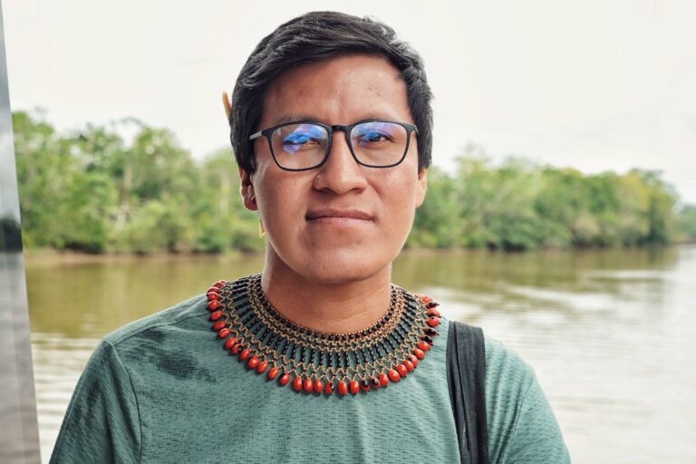 Alexis Grefa, joven del pueblo Kichwa de Santa Clara, en la Amazonía ecuatoriana