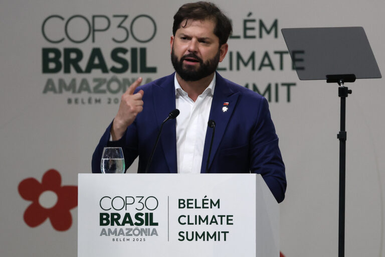 El presidente de Chile, Gabriel Boric, realiza una intervención en la Cumbre de Líderes de la COP30. Foto: Isabel B./COP30