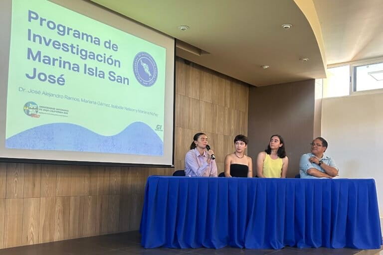 Investigadoras presentando resultados de estudio