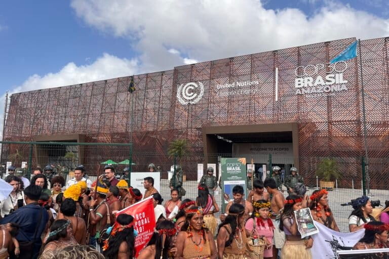 Protesta de representantes del pueblo Munduruku en el acceso principal a la COP30
