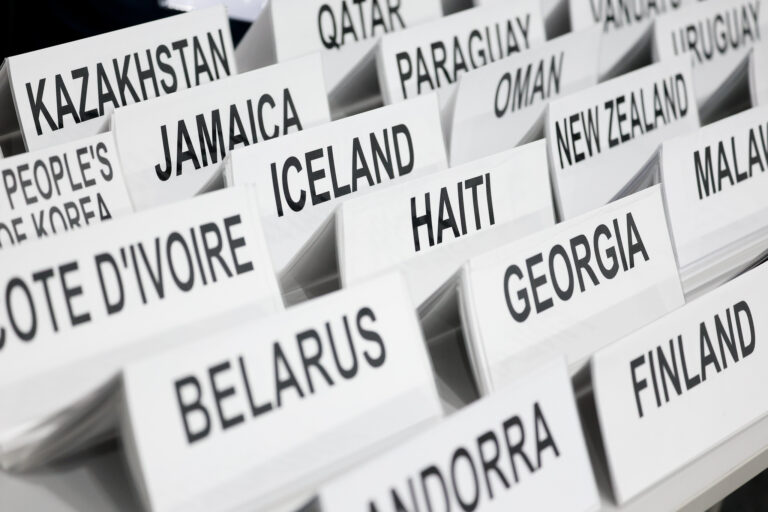 Letrero de países participantes de la cumbre climática