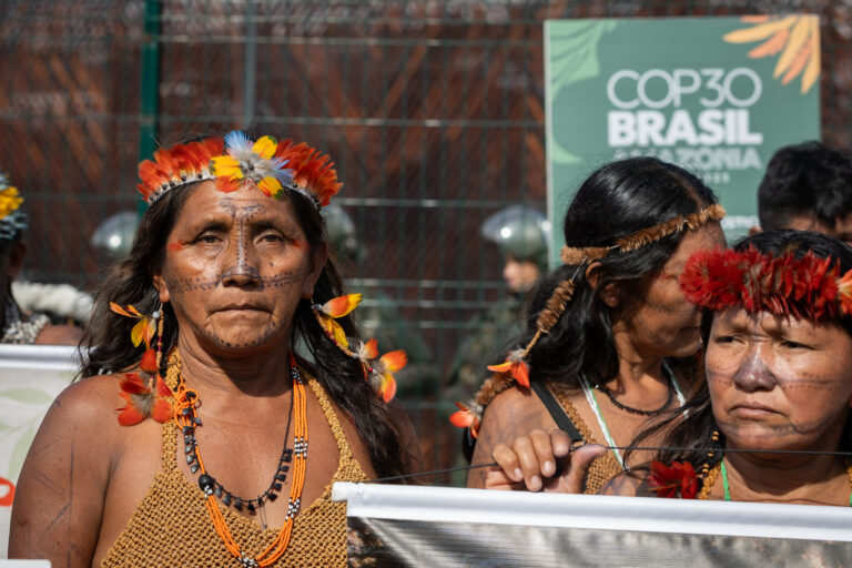 Protesta indígena frente a la COP30