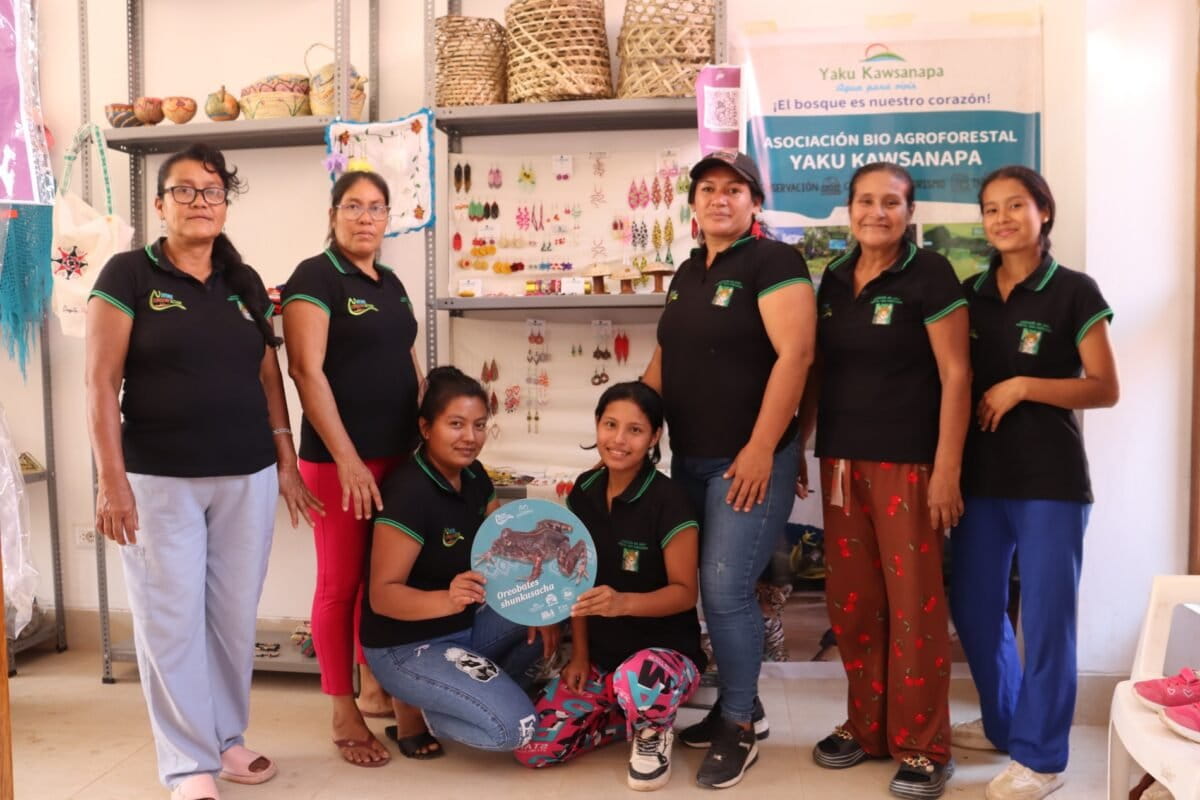 Members and artisans of the Yaku Kawsanapa Bio Agro-Forestry Association. Image courtesy of Nature Conserv’Action Perú.