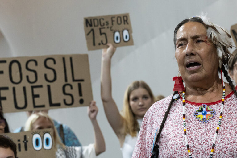 Miembros de la sociedad civil y pueblos indígenas se manifiestan contra los combustibles fósiles en los pasillos de la COP30. Foto: cortesía Photo: © UN Climate Change / Kiara Worth
