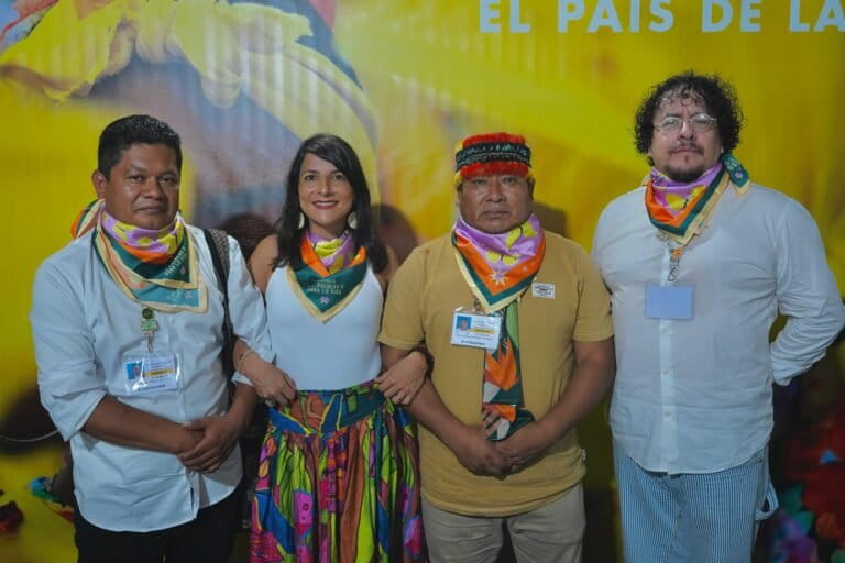 Ministra de Ambiente con representantes indígenas de Colombia