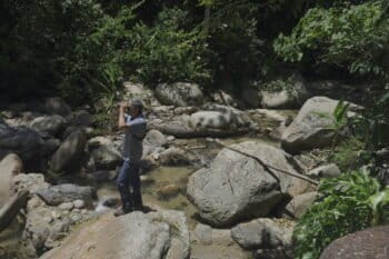Una poza de agua dentro del santuario de aves registra disminución después de que una hidroeléctrica desviara el caudal del río Babilonia, que proviene de las montañas más altas de la Sierra de Agalta. Foto: María Celeste Maradiaga