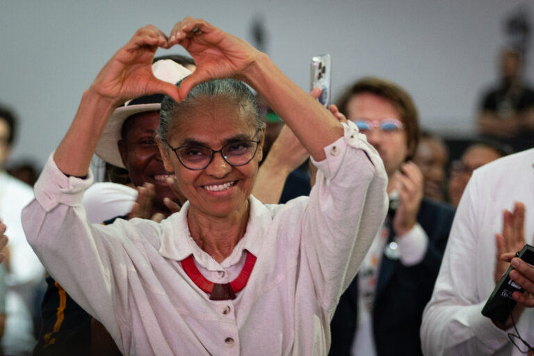 Marina Silva agradece los aplausos en el plenario de cierre de la COP30. Foto: UN Climate Change - Kiara Worth