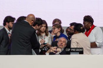 Los países deliberan en el plenario de cierre de la COP30. Foto: UN Climate Change - Lara Murillo
