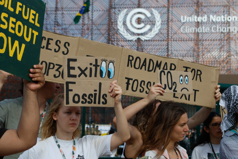 Protesta contra combustibles fósiles en la COP30